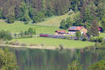 EuroCity 196 aus München umfährt den großen Alpsee in Richtung Oberstaufen. 21.5.18