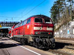 218 427 mit TB11 Motor und Doppelstockwagen als IRE nach Stuttgart Hbf im April 2018 in Geislingen(Steige) 
