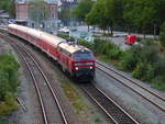 218 427 mit Re 3215 am 30.08.2018 in Blaubeuren, mal nicht mit dem üblichen Dduu, sondern mit einem Dmd,