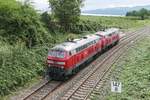 Nhe des Lindauer Ortsteils Schnau befinden sich 218 476-0 und eine unerkannt gebliebene 218er auf der Fahrt hinunter an den Bodensee (24.08.2018).