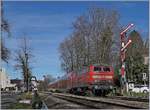 Die DB V 218 438-0 hat mit ihrem RE 3238 nach Aulendorf Lindau Hbf verlassen und erreicht nun Lindau Aeschbach, wo sich die Strecken Richtung Allgäu und Friedrichshafen trennen.