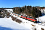 Am 16. Februar 2019 brachten 218 495 und 487 den IC 2012 bis nach Stuttgart HBF. Ziel des Zuges ist Dortmund. Diese Verbindung soll übrigens Bestand haben. Die kürzlich bestellten ECx von Talgo sollen ab 2023 auch nach Oberstdorf fahren. Bei Martinszell genossen zahlreiche Eisenbahnfreunde die Vorbeifahrt des Fernzuges mit den hart arbeitenden klassischen Dieselloks.