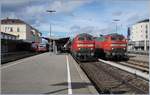 Ein Bahnhof voller Züge: Neben den beiden DB 218 432-2 und 218 438-0 mit ihren RE nach Aulendorf und Lindau zeigen sich im Hintergrund des Bahnhofs von Friedrichshafen Stadt auch noch ein VT 928