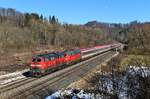 Am 16. Februar 2019 fotografierte ich im sogenannten Schussentobel - einem ausgedehntes Waldstück zwischen Durlesbach und Mochenwangen - den EC 119 von Dortmund nach Innsbruck. Zugloks waren die Ulmer 218 434 und 491. Auch dieses Bild ist inzwischen historisch, dieselbespannten Fernverkehr auf der schwäbischen Südbahn gibt es keinen mehr. Aufgrund der Elektrifizierungsarbeiten zwischen Ulm und Lindau und einer damit verbundenen Streckensperrung zwischen Biberach und Aulendorf wurde der langjährige  Starzug  auf der KBS 751 gebrochen und auf dem nicht elektrifizierten Teil seines Laufweges außer Verkehr gesetzt. 