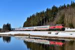 Am 17. Februar 2019 konnte ich die Ulmer 218 487 mit dem IC 2084 nach Hamburg-Altona am bekannten Weiher bei Ruderatshofen aufnehmen. Vermutlich meine letzte Aufnahme von diesem Zug, denn diese Verbindung wurde wenige Tage später eingestellt. Hintergrund sind Bauarbeiten auf der Neubaustrecke Würzburg - Hannover. Ob der  Nebelhorn  - einer der letzten Züge mit Namen auf dem Netz der DB - nach dem Fahrplanwechsel im Winter wieder in Verkehr gesetzt wird, bleibt abzuwarten.