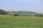 Am 26.05.2019 wurde eine 52.10 durch 218 003 vermutlich nach Nürnberg überführt. Mit gemächlichen 30 km/h passiert sie das Panorama von Waldenburg. Der Standpunkt des Fotografen befindet sich im nahe gelegenen Ort Westernach. 