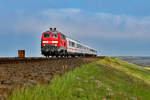 Am 30. April 2019 musste 218 833 die Beförderung des IC 2072 von Dresden HBF nach Westerland alleine bewältigen. Auf dem  Hindenburgdamm machte ein kleines Fenster in der Wolkendecke diese Aufnahme gerade noch möglich. 