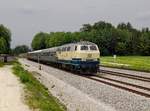 Die 218 460 mit einer RB nach Hörpolding am 25.05.2019 bei der Einfahrt in Tüßling.