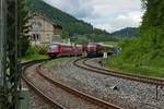 RE 22310 von Ulm nach Donaueschingen trifft am 31.05.2019 im Bahnhof von Fridingen an der Donau auf die wartende 218 432-3 mit den Wagen des RE 22321, Donaueschingen - Ulm.