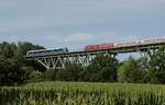 Begegnung am 23.08.2019 auf der Hochdonner Hochbrücke: Ein 622 fährt als RB 62 von Heide nach Itzehoe, während ihm ein 218-Doppel mit einem IC nach Westerland entgegenkommt