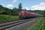 218 434-9 und eine unerkannt gebliebene Schwestermaschine ziehen die Wagen des IC 119  BODENSEE , Mnster (Westf) - Innsbruck durch den Schussentobel bei Kilometer 166.0.