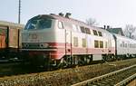 05.02.1994,Bahnhof Burgkunstadt, Lok DB 218 217-8 des Bw Regensburg vor E 3784. Im Hintergrund sieht man noch Güterwagen auf einem der damals vorhandenen Gütergleise. Das hier ansässige Versandhaus BAUR war ein guter Bahnkunde. Auf einer zweiten, leider misslungenen Aufnahme dieses Eilzuges, sieht man am Zugschluss einen gedeckten Güterwagen (Expressgut?). Wäre heute kaum vorstellbar. Die Lok habe ich im Juni 2016 im Freigelände der Verkehrsmuseums Nürnberg wieder gesehen.