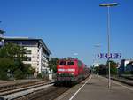 Noch dieselt es in Friedrichshafen, und das sogar mit der Baureihe 218! 218 438 fährt am 3. September 2019 als RE nach Stuttgart ein, im Hintergrund der Zeppelin.