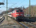 218 423 mit EC 191 am 04.12.19 bei der Durchfahrt durch den Bahnhof Geltendorf.