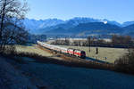 10 Minuten nach dem IC Nebelhorn startet der IC 2012 nach Dortmund HBF. So lassen sich in einem kleinen Zeitfenster gleich zwei hochwertige Reisezüge im Illertal beobachten. Für den am 02. Januar 2020 von der 218 488 von Railsystems und der 218 429 geführten 9-Wagen-InterCity wählte ich etwas weniger Brennweite, um mehr Bergpanorama mit den Allgäuer Hochalpen auf's Bild zu bekommen. Im Bahnhof Altstädten fand übrigens eine Zugkreuzung statt, wer genau hinsieht, kann den auf Ausfahrt wartenden 612 erkennen. 