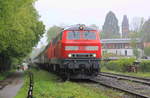 218 494 mit einer weiteren Ulmer Schwestermaschine ziehen IC 119 aus Münster hinter Lindau-Aeschach am 08.05.2017 dem Ziel Lindau Hbf entgegen.