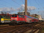 Die 218 431 mit einem Personenzug (Bombardier Doppelstock-Testzug) bei der Abfahrt von Bahnhof Győr in Richtung Hegyeshalom.
Győr, 02.11.2006. 