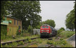 218451-3 erreicht hier am 23.5.2020 mit einem leeren Schotterwagen Zug aus Richtung Gütersloh kommend den an der TWE Strecke gelegenen Bahnhof Bad Iburg. Die Strecke wird derzeit wieder für den planmäßigen Zugverkehr hergerichtet.