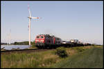 DB 218386-3 und 218344-0 erreichen hier mit einem Autozug aus Westerland am 29.5.2020 um 11.07 Uhr den BÜ Gotteskoog kurz vor Niebüll.