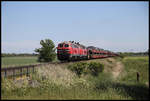 218385-3 und 218380-4 haben hier gerade mit einem Autozug nach Westerland am 29.05.2020 um 14.58 Uhr Niebüll verlassen.