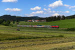 Mit sechs Wagen und nur einer Lok wies der EC 195 genau die richtige Länge für das Motiv mit Blick auf die kleine Ortschaft Zell auf.