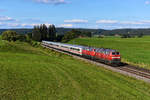 Am 05. August 2020 wurde der IC 2013 auf seiner Fahrt nach Oberstdorf über Augsburg und Buchloe umgeleitet. Grund dafür war, dass ein Schwertransport bei Memmingen einen Bahnübergang beschädigt hatte. Bei Görwangs konnte ich den an diesem Tage von 218 476 und 456 geführten InterCity abseits seines üblichen Laufweges aufnehmen.   