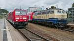 245 037 mit dem RE 4215, Stuttgart - Ravensburg, und 218 460-4  Conny  der Westfrankenbahn mit dem RE 4218, Ravensburg - Stuttgart, am 23.09.2020 im Bahnhof von Biberach/Riß.