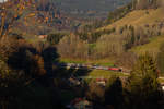 Da kann sich der EuroCity EC 194 mit 218 401 und 422 leicht in den Schatten des Allgäus verstecken. Bei Oberthalhofen. 14.11.20