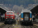 218 495 fährt am 5.12.20 mit IC 2084 (Oberstorf-Hamburg) im Bahnhof Kempten (Allgäu) ein. Neben ihr steht gerade ein ALEX Zug und wartet auf die Abfahrt in RIchtung Lindau.