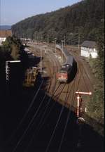 218 136, die letzte  altrote  in Hagen, ist am 4.8.1990 mit einem einzelnen Schnellzugwagen von Warburg gekommen und hat sich in Brilon-Wald vor die vier mit einer 216 aus Bad Wildungen eingetroffenen
