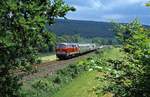 218 waren eigentlich auf der Strecke Korbach - Frankenberg nicht zugelassen. 1982 wurden jedoch einige regelmäßig zum Feriendorf bei Frankenau verkehrende Sonderzüge aus dem Ruhrgebiet mit Hagener 218 (damals fast alle noch  altrot ) bespannt. Die Züge trafen freitags in Frankenberg ein und wurden dort bis zum Sonntagnachmittag abgestellt. So kurze Züge wie dieser im Sommer 1982 mit 218 145 bei Viermünden abgelichtete waren eher die Ausnahme.