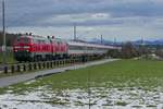 218 831-6 und eine unerkannt gebliebene Schwesterlok ziehen am 29.01.2021 die Wagen des IC 118  BODENSEE , Innsbruck - Dortmund, zwischen Eriskirch und Friedrichshafen dem nchsten Halt, Friedrichshafen entgegen.