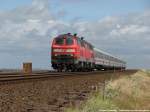 Mit 218 345 an der Spitze erreicht der IC 2072 Sylter Strand die Insel Sylt. Seit Niebll verkehrt dieser IC als RE. Die Aufnahme stammt vom 25.07.07