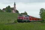 Zusätzliche Züge zur Landesgartenschau in Überlingen (||) - Von Singen (Hohentwiel) kommend und dem Ziel Ulm schiebt 218 417-4 die Wagen des RE 22785 an der Wallfahrtskirche Birnau vorbei (24.05.2021)