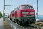 218 484-4 wartet auf dem Bodenseedamm in Lindau auf die Ankunft der Wagen des IC 118, Bludenz - Dortmund, um diese zu übernehmen und nach Ulm zu ziehen (23.06.2021)