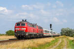 218 380 + 218 390 mit dem IC 2310 von Stuttgart nach Westerland in Morsum, 14.07.2021