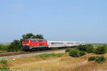 218 833 mit einem Intercity nach Westerland in Morsum, 15.07.2021