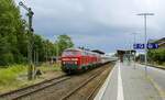 Fahrt frei für 218 380-4 und 218 307-7 (3. Lok, dazwischen eine nicht indentifizierte weitere 218) vor dem IC 2310 am 05.07.2019 im Bahnhof Niebüll. Zumindest an einigen Tagen im Juli 2019 wurden die IC 2310/2311 mit drei 218 befördert, den Grund kenne ich allerdings nicht.