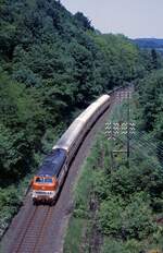 218 143 bei Kotthausen, wo damals noch die letzten Doppeltelegrafenmsten bei der DB standen (15.6.1986).