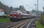 Am frühen Morgen des 1. Mai 2013 durchfährt 218 387 mit ihrem aus 12 Euro-Express Wagen gebildeten Kirchentag-Sonderzug von Saarbrücken nach Hamburg den Haltepunkt Walhausen (Saar). Leider war es um kurz vor 7 noch recht neblig, dennoch war ein solch langer Zug mit Halt in St. Wendel, Idar-Oberstein, Kirn und Bad Kreuznach eine echte Rarität auf der Nahetalbahn. Meines Wissens wurde der Zug ab Frankfurt-Griesheim mit einer 115 bespannt. 
218 387 war nach ihrer Auslieferung lange Zeit in Kaiserslautern beheimatet und somit auch öfters im Nahetal im Einsatz. Dies war wohl ihre letzte Fahrt auf dieser Strecke in ihrer alten Heimat. 