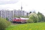 Passend zum Frühling zeigte sich das Wetter im Mai 2013 und 218 356 durfte noch mit Doppelstockwagen zwischen München und Mühldorf verkehren.