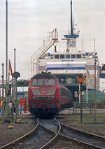 218 339 zieht eine DSB-Wagengarnitur aus dem Fährschiff  Deutschland . Puttgarden, 3.8.1993.