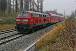 Bei herbstlichem Nebelwetter schiebt in der Nähe von Meckenbeuren 218 409-1 die Wagen des RE 5 / 4222, Lindau-Insel - Stuttgart (19.11.2021)