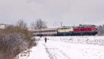 218 155+446 mit IC119 Dortmund-Innsbruck am 11.12.2021 zwischen Urspring und Amstetten. 