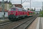 Am 20.05.2021 zieht 218 491-9 einen Triebwagen der Baureihe 650 durch den Bahnhof von Biberach (Riß) in Richtung Ulm