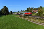 Am 17. Oktober 2021 war die 218 435 vor dem IC 2084  Nebelhorn  zwischen Oberstdorf und Augsburg im Einsatz. Kurz vor Ende der Einsätze beim Betriebshof Ulm war dieser Maschine noch eine Auslaufuntersuchung samt Lackauffrischung gegönnt worden. Inzwischen ist die Lok im hohen Norden auf der Marschbahn im Einsatz. Entstanden ist die Aufnahme in der Nähe der Günzquelle. 