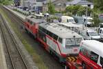 Nachschuss auf den von der 218 385-3 und der 218 497-6 beförderten Autozug am 04.06.2022 im Bahnhof Morsum. Letztere verkehrt in einer speziellen Lackierung, die die Geschichte der Fahrzeuginstandsetzung Cottbus von der Dampflokaufarbeitung bis zur Instandhaltung der ICEs dokumentieren soll, in erster Linie aber ein Werbeträger für Märklin und Piko ist. Leider nur an zweiter Stelle des Shuttles, es blieb aber meine einzige Begegnung mit der Lok während des Syltaufenthaltes.