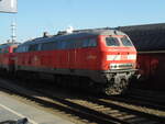 BR 218 495-0 mit Schwesterlok vor dem Autozug in Westerland Sylt am 23.04.2022