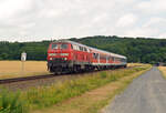 218 409 beförderte am 05.07.22 einen Ersatz-RE von Goslar nach Magdeburg. Nachdem er Stapelburg verlassen hatte erreicht er die Ortslage Ilsenburg.