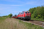 DB 218 322-6 und 218 836-5 ziehen einen SyltShuttle von Westerland kommen in den Bahnhof Klanxbüll. (31.05.2022)